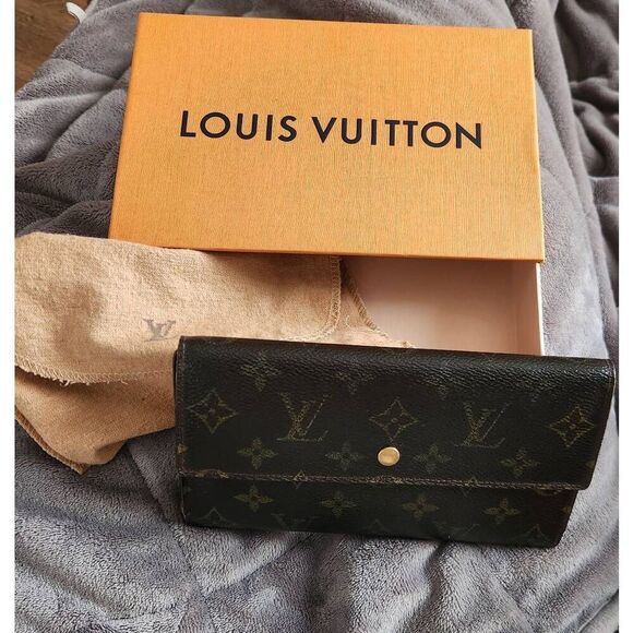COPY - LOUIS VUITTON INTERNATIONAL WALLET, DUST BAG & BOX GIFT SET - Picture 1 of 16
